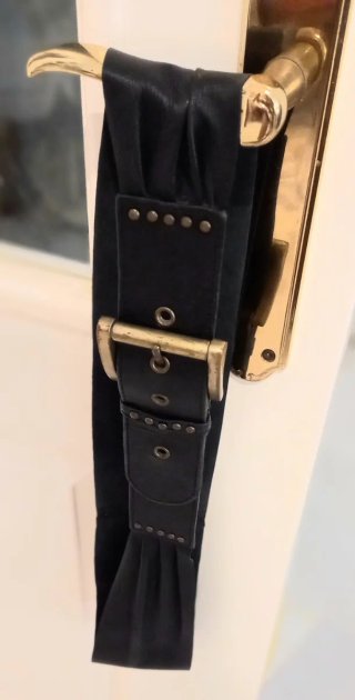 Cinturón de piel negro con hebilla dorada