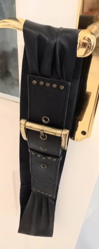 Cinturón de piel negro con hebilla dorada