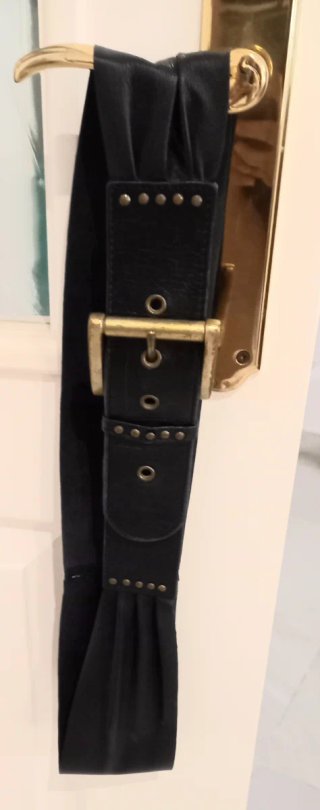 Cinturón de piel negro con hebilla dorada