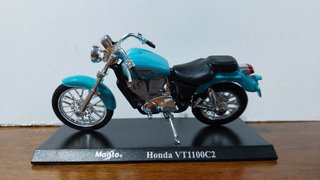 TRIUMPH DAYTONA 955i  Y DOS MAS  ( 1/18 )