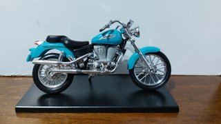 TRIUMPH DAYTONA 955i  Y DOS MAS  ( 1/18 )