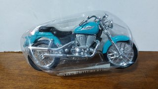 TRIUMPH DAYTONA 955i  Y DOS MAS  ( 1/18 )