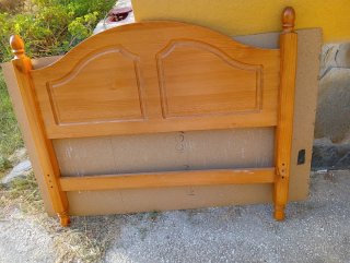Cabecero de madera marrón