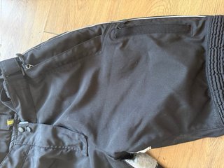 Pantalón de moto con tirantes