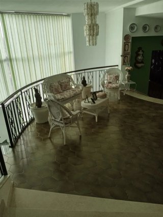 Set di mobili in rattan bianco per soggiorno