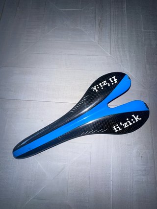 Sillín Fi'zi:k Carbono Azul