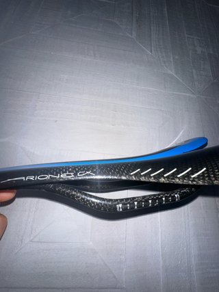 Sillín Fi'zi:k Carbono Azul