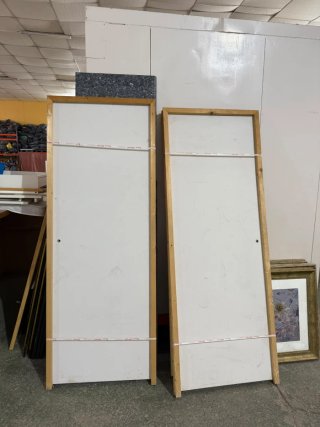 Puerta blanca con marco de madera