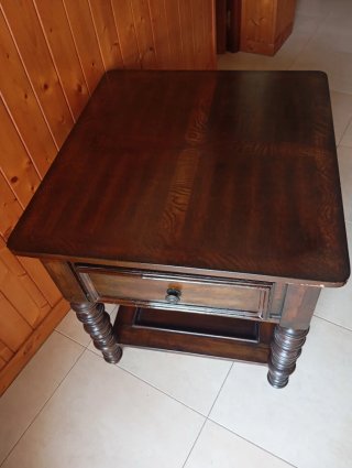 Mesa auxiliar de madera oscura