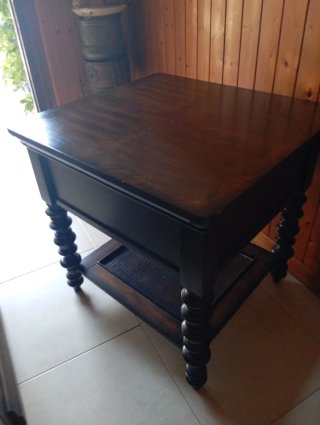 Mesa auxiliar de madera oscura