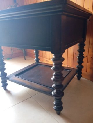 Mesa auxiliar de madera oscura