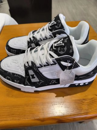 Louis Vuitton Trainer Sneakers Negras y Blancas