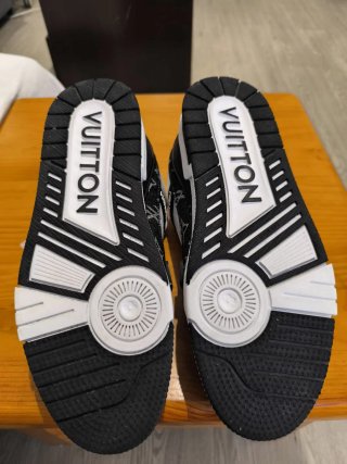 Louis Vuitton Trainer Sneakers Negras y Blancas