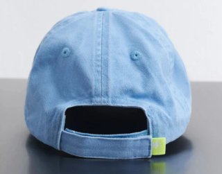 Gorra azul con parche desgastado