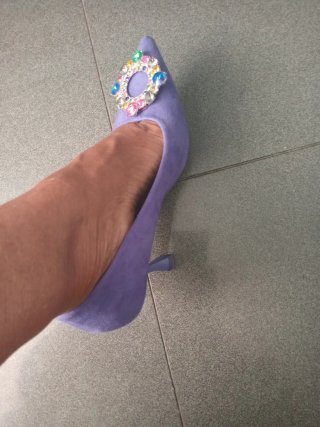 Zapatos de tacón morados con pedrería