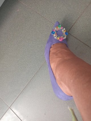 Zapatos de tacón morados con pedrería