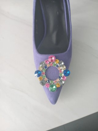 Zapatos de tacón morados con pedrería