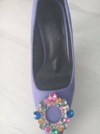 Zapatos de tacón morados con pedrería
