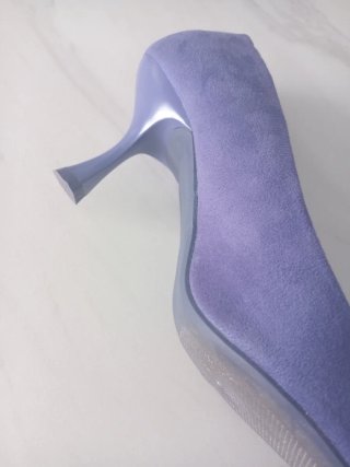 Zapatos de tacón morados con pedrería