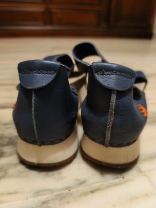 Originales sandalias azules de la marca ART.