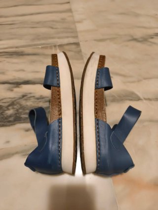 Originales sandalias azules de la marca ART.