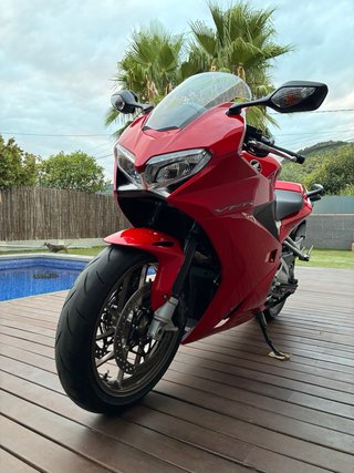 Honda VFR 800 Roja