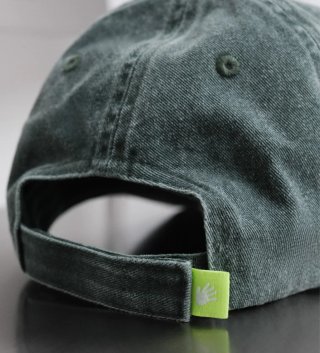 Gorra verde desgastada con parche