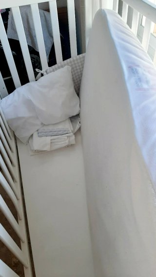 Cuna de bebé blanca