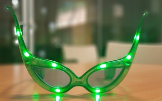 Occhiali da sole verdi con Led – Look Futuristico