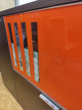 Aparador moderno madera y cristal naranja