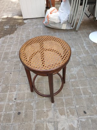 Taburete vintage de madera y ratán
