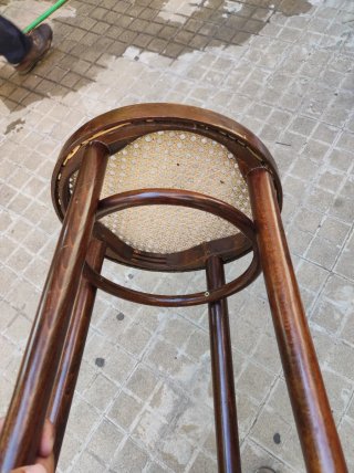 Taburete vintage de madera y ratán