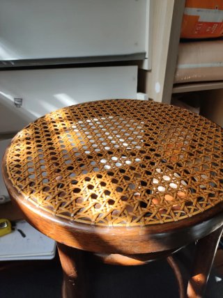 Taburete vintage de madera y ratán