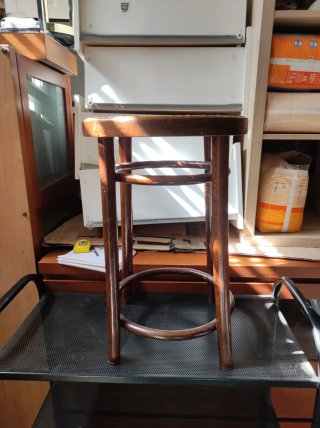Taburete vintage de madera y ratán