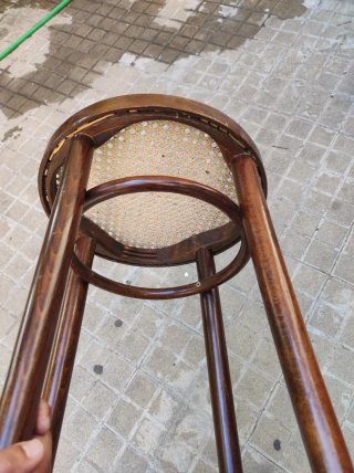 Taburete vintage de madera y ratán