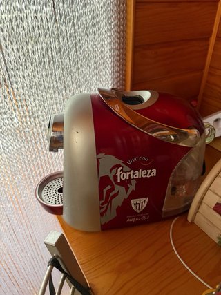 Cafetera de cápsulas con dispensador