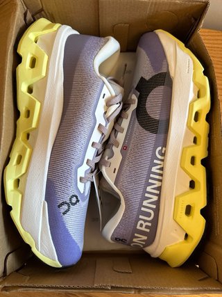 Zapatillas On Running Moradas y Amarillas
