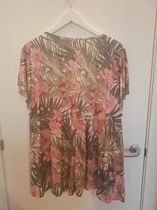 Blusa estampada hojas y flores
