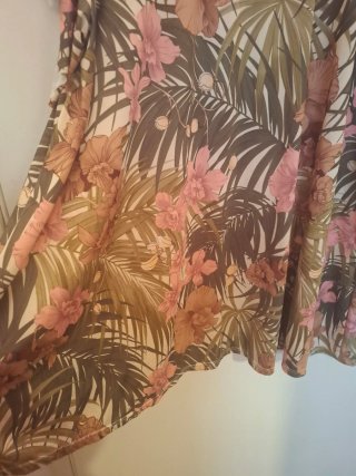 Blusa estampada hojas y flores