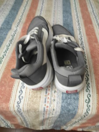 Zapatillas Vans grises y blancas poco uso