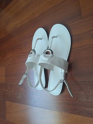 Sandalias planas blancas con detalle metálico