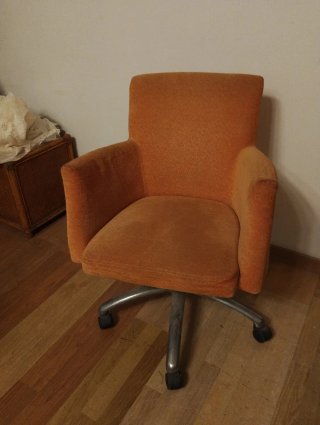 Butaca vintage salmón con ruedas