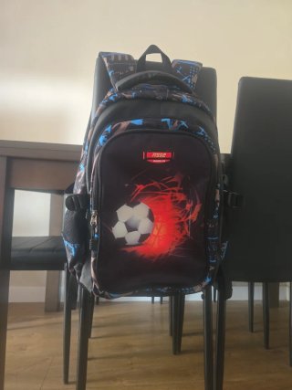 Mochila escolar con diseño de fútbol