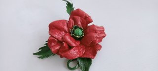 Broche Papoula Vermelha Feito à Mão em Couro