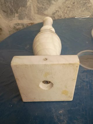 Pie de lámpara de mármol blanco beteado