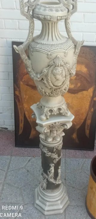 Jarrón de cerámica con columna floral