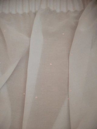 Cortinas blancas con topito rosa bordado