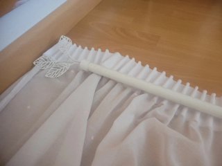 Cortinas blancas con topito rosa bordado