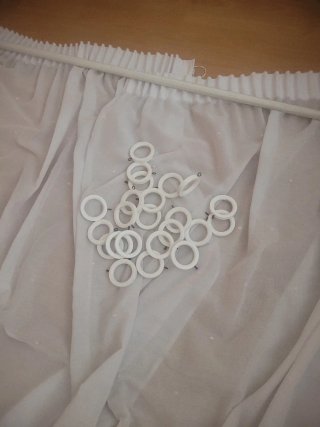 Cortinas blancas con topito rosa bordado