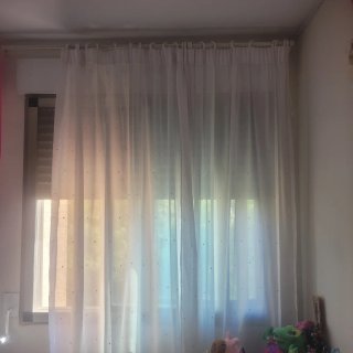 Cortinas blancas con topito rosa bordado